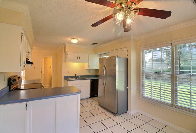 Foto del edificio - 383 E Valleywood Dr