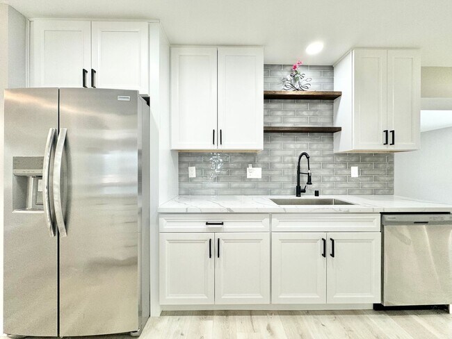 Building Photo - Beautifully Updated 4B/2.5BA House with Solar and A/C!