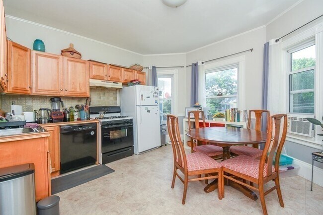 Kitchen - 192 Auburndale Ave