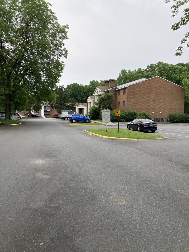 Building Photo - 4002 Governors Sq
