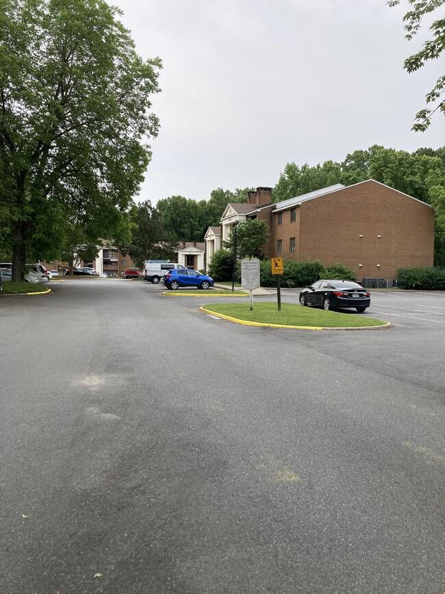 Building Photo - 4002 Governors Sq