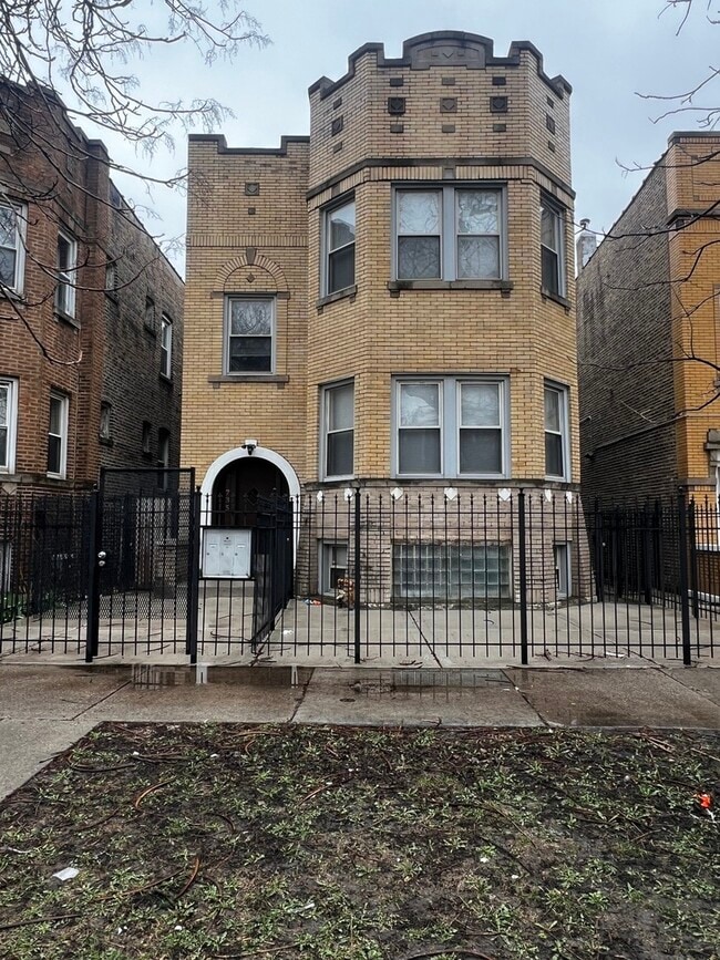 Building Photo - 735 N Hamlin Ave