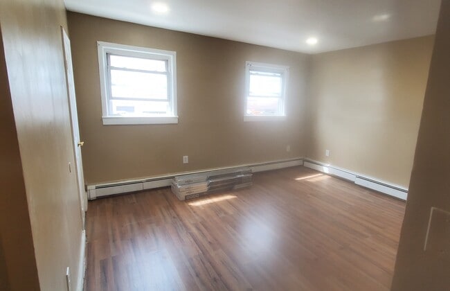 Living room - 613 E 22nd St