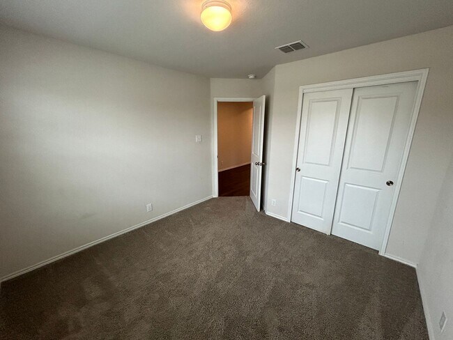 Foto del edificio - **APPLICATION RECEIVED** *COMING SOON* Lovely 3 Bedroom/ 2 Bath Home In Converse, TX!