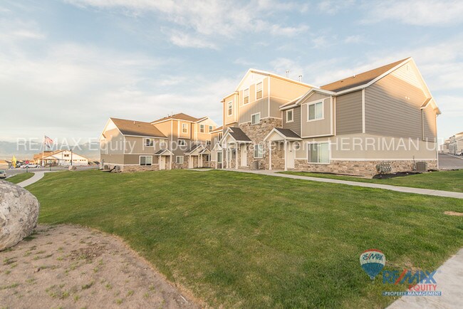 Building Photo - BEAUTIFUL 2 STORY TOWN HOME