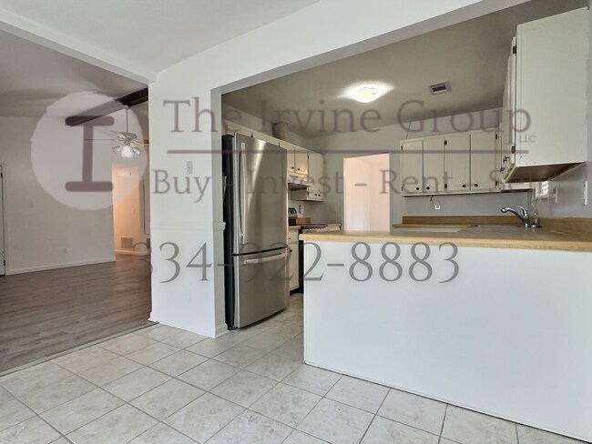 Foto del edificio - 3 bed 2 bath with 2 car garage