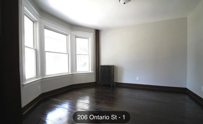 Living room - 206 Ontario St