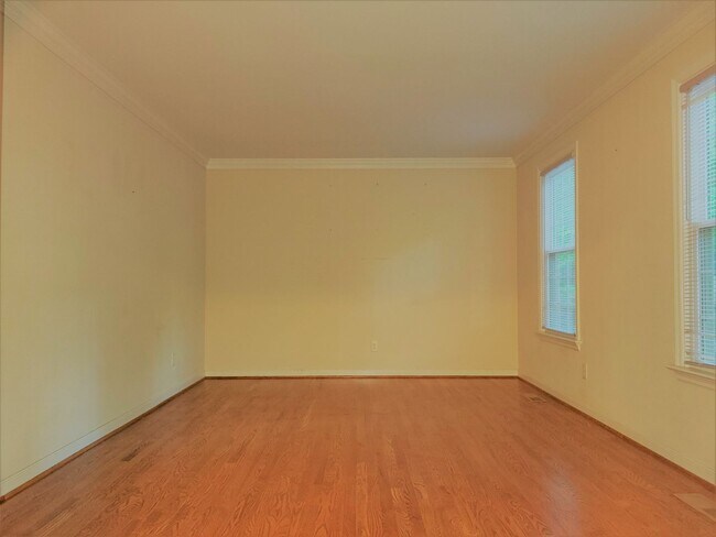 Foto del edificio - Huge 5 bedroom upgraded Colonial with larg...