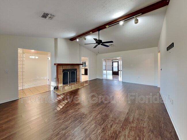 Foto del edificio - 8163 Village Green Rd