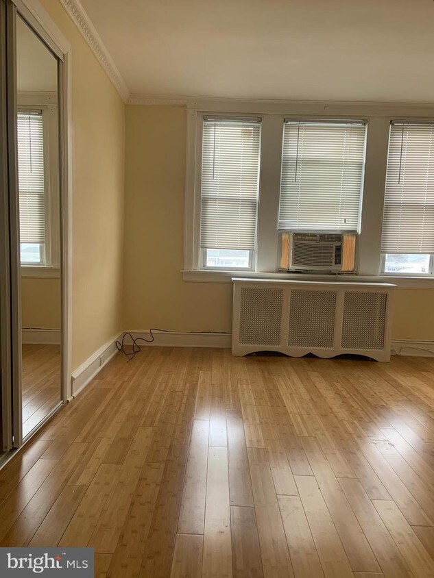 Foto principal - 641 E Godfrey Ave