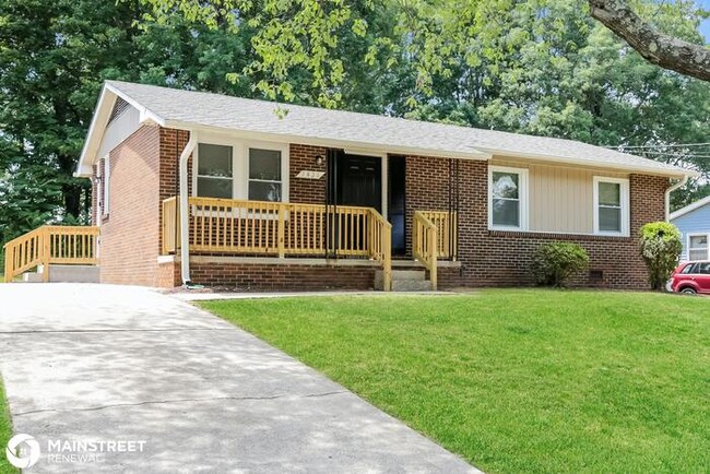 Building Photo - 1421 E Sedgefield Dr, Winston-Salem, NC 27107