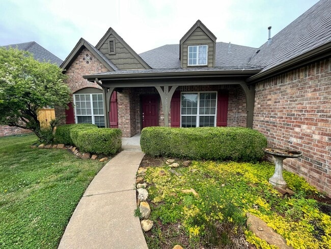 Building Photo - JENKS SCHOOLS - 3 bed with study and formal dining!!