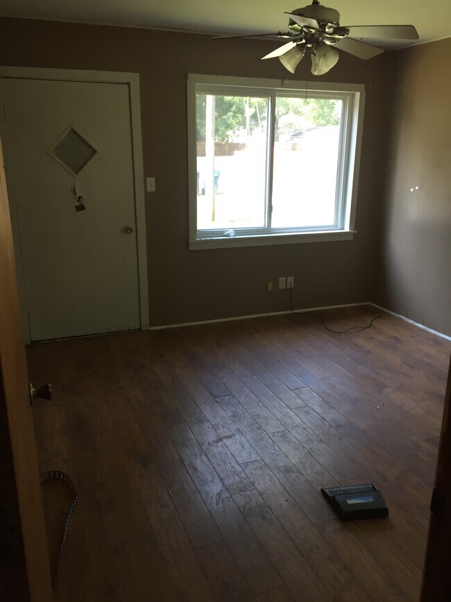 Building Photo - 307 Sunset Dr