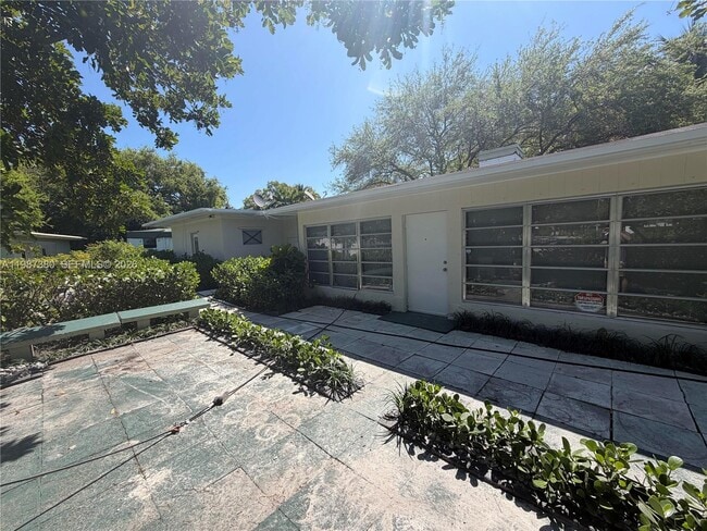 Building Photo - 311 SW 11th Ct