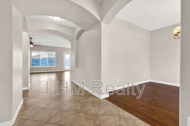 Building Photo - 3093 E San Carlos Pl