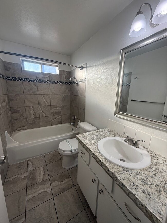 Foto del edificio - Cute Two Bedroom With Detached Garage