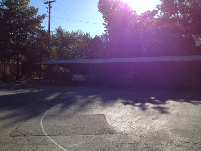Building Photo - 810 Holland Ave