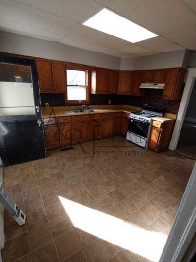 Building Photo - 304 E 7th St