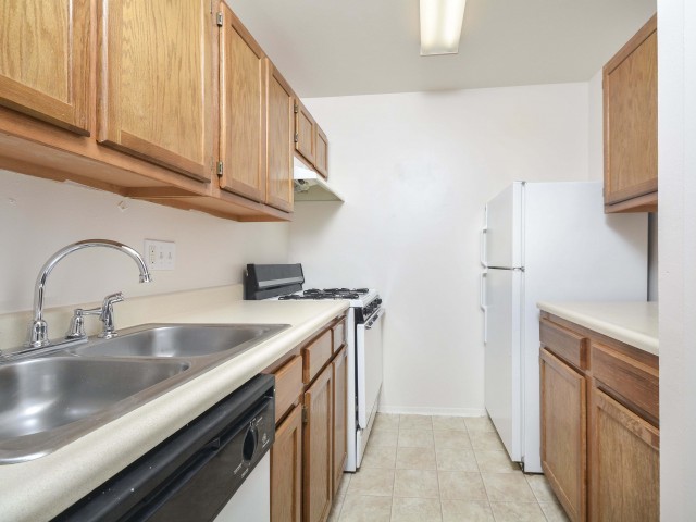 Kitchen - Woodland Plaza Apartments