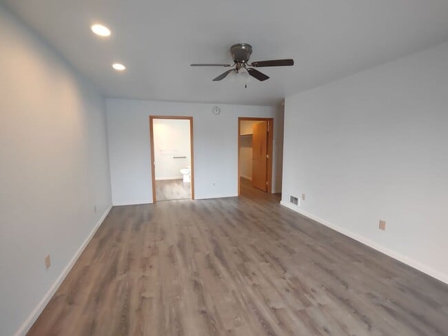 Building Photo - Large Golf Course 1 Story Home