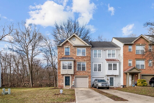 Building Photo - End Unit Townhome In Seven Oaks