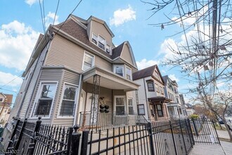 Building Photo - 467-469 Summer Avenue Unit 2