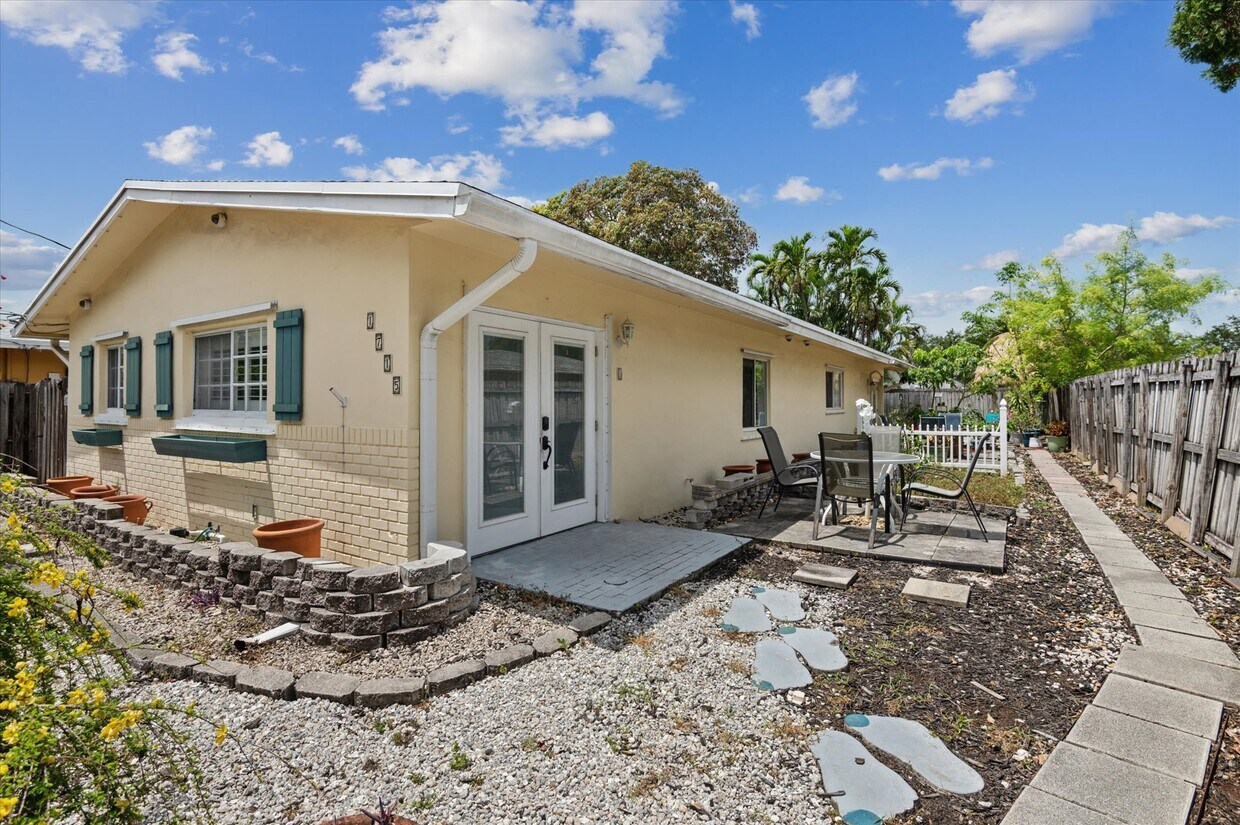 Primary Photo - 1715 SW 21st St
