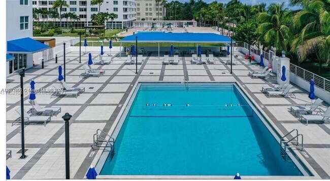 Building Photo - 5001 Collins Ave