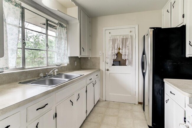 Building Photo - 1007 Stonecrest Dr