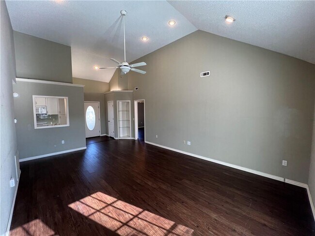 Building Photo - 505 Clearwood Ave