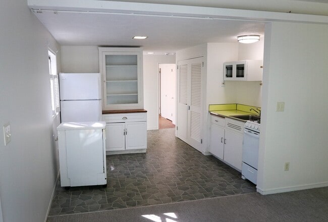 Building Photo - 583 Gay St