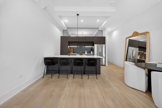Foto del edificio - 318 W Grand Ave