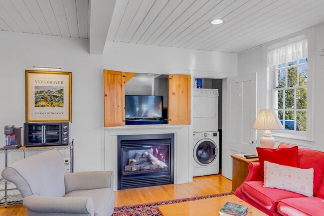 Building Photo - 252r High St