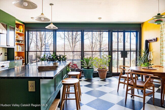 Building Photo - 5 Fairview Ave