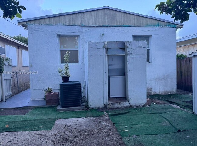 Foto del edificio - 1541 NW 70th St