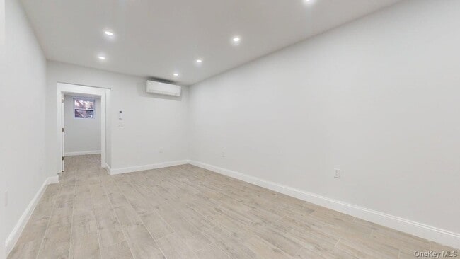 Foto del edificio - 72-17 66th Pl