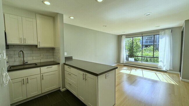 Foto del edificio - Walk to the Water from your Patio in this ...
