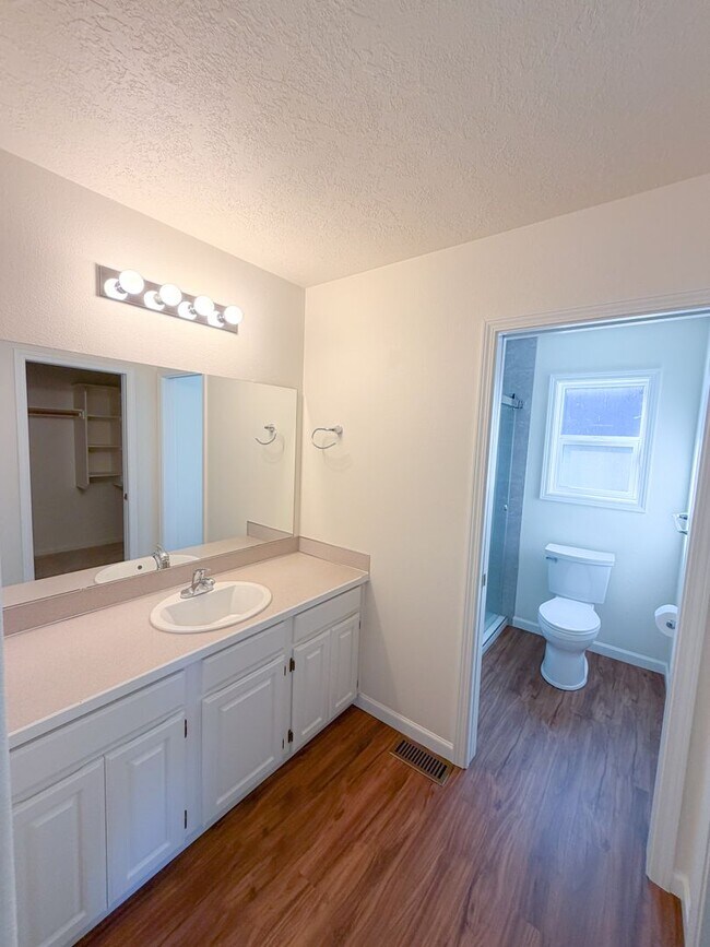 Foto del edificio - 7493 Shadowwood St NE