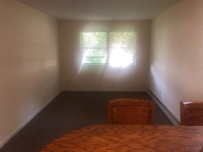 livingroom - 37 Rockledge Rd