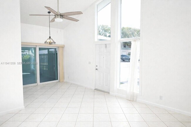 Foto del edificio - 7441 W Sunrise Blvd