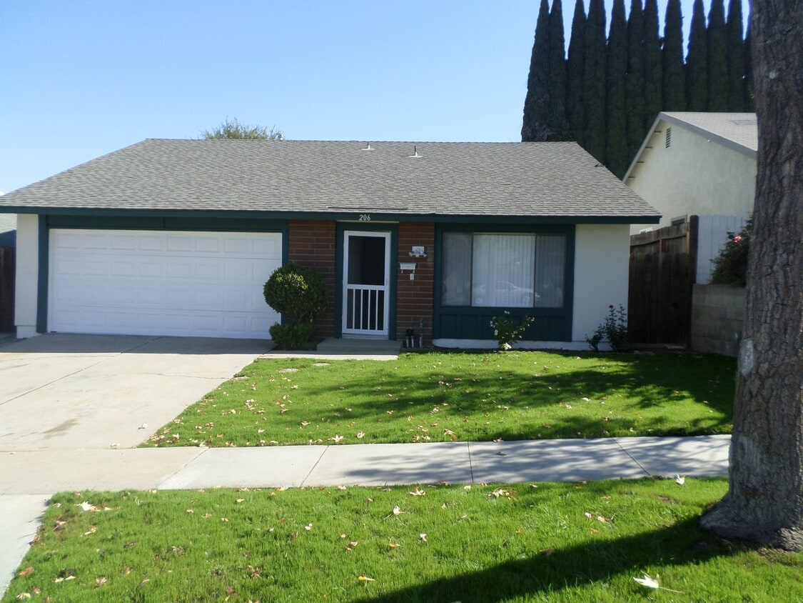 Primary Photo - Quaint 4 bedroom 2 bath home in Anaheim! N...