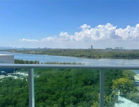 Building Photo - 100 Bayview Dr