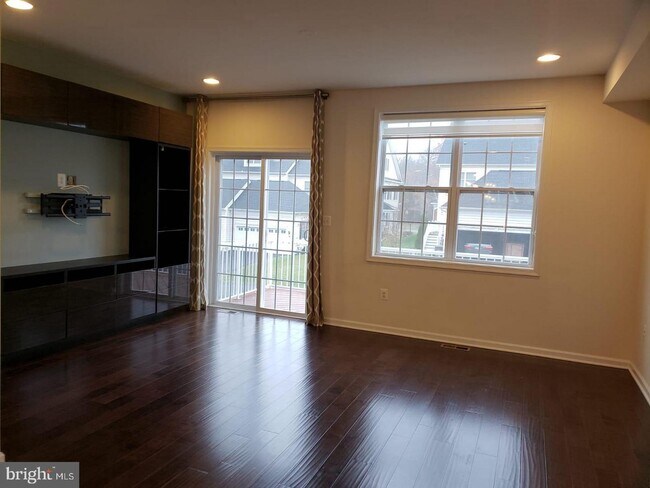 Foto del edificio - 23121 Dunlop Heights Terrace