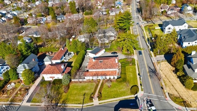Building Photo - 600 Doremus Ave