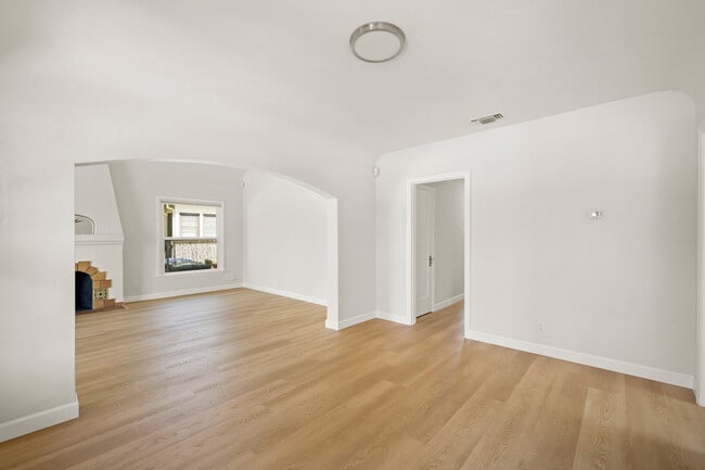 Building Photo - 809 Omar St
