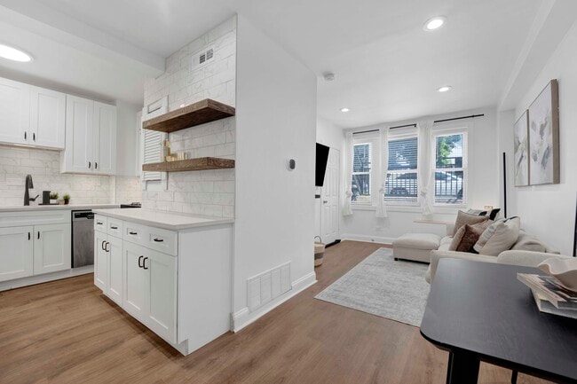 Building Photo - 1851 W Dickens Ave