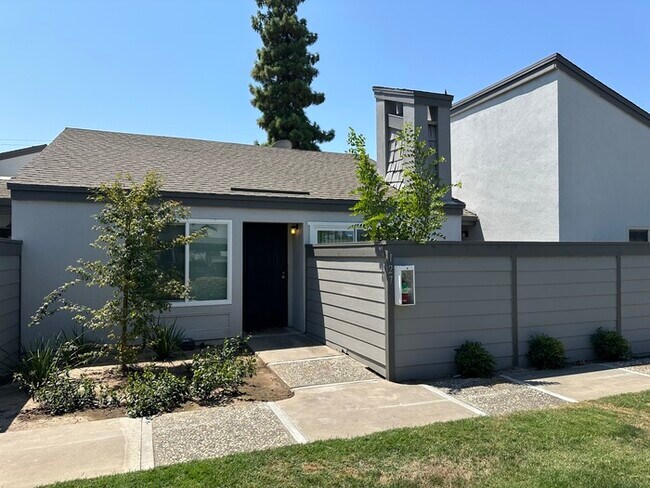 Foto del edificio - East Modesto 1 Bedroom 1 Bath Condo "Gated...