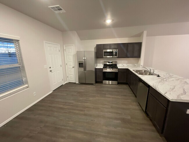 Foto del edificio - *Pre-leasing* Three Bedroom | Two Bath Hom...