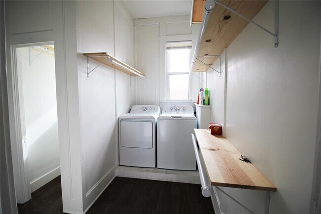 Building Photo - 211 W Milam St