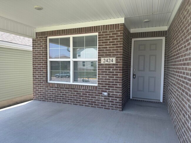 Foto del edificio - 2424 Feathersound Wy